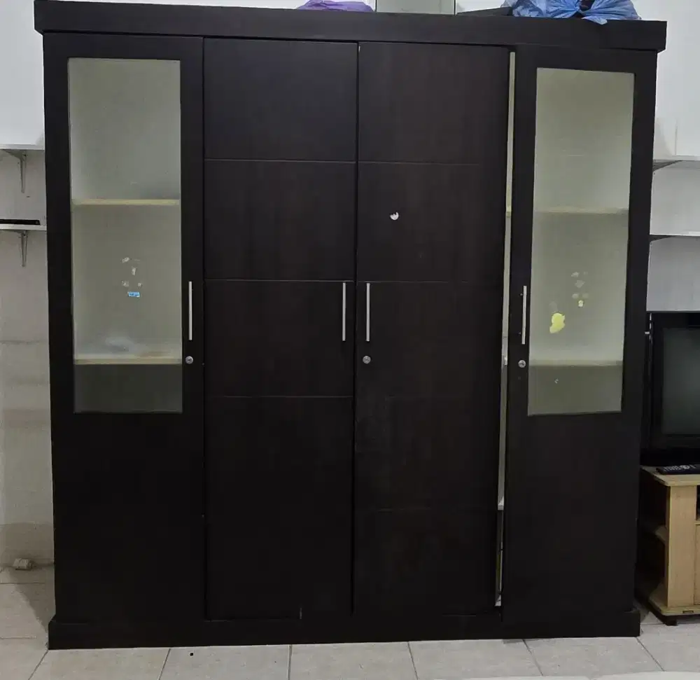 Lemari Pakaian Bahan Kayu  4 Pintu