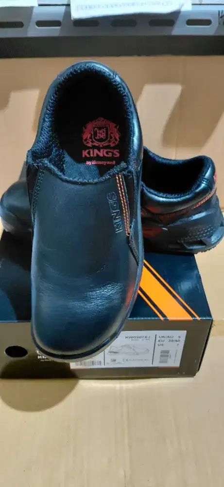 Sepatu King's KWD207X-I kondisi baru
