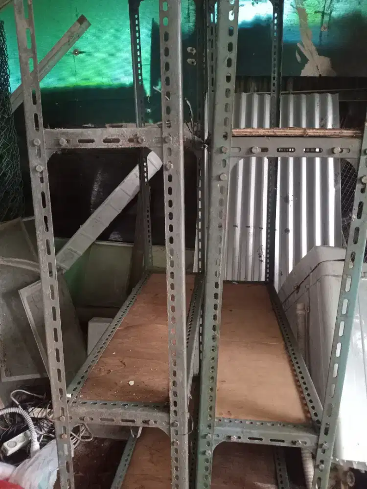 Rak rangka besi,tatakan triplek tebal kondisi bekas layak pakai