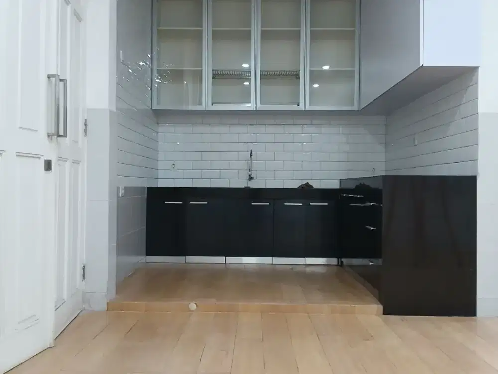 Dijual Rumah Hoek Semanan Ukuran 10,74x15m SemiFurnish Harga Nego