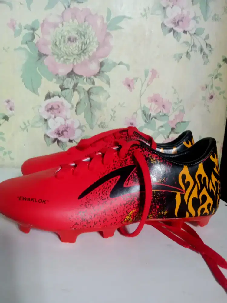 Sepatu Bola SPECS anak ukuran 35