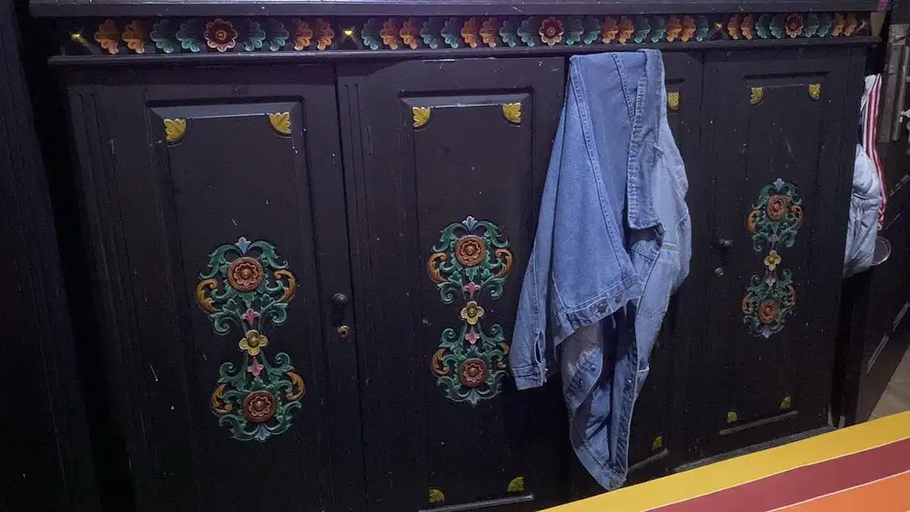 Lemari ada buffet nya terbuat dari kayu ada ukiran