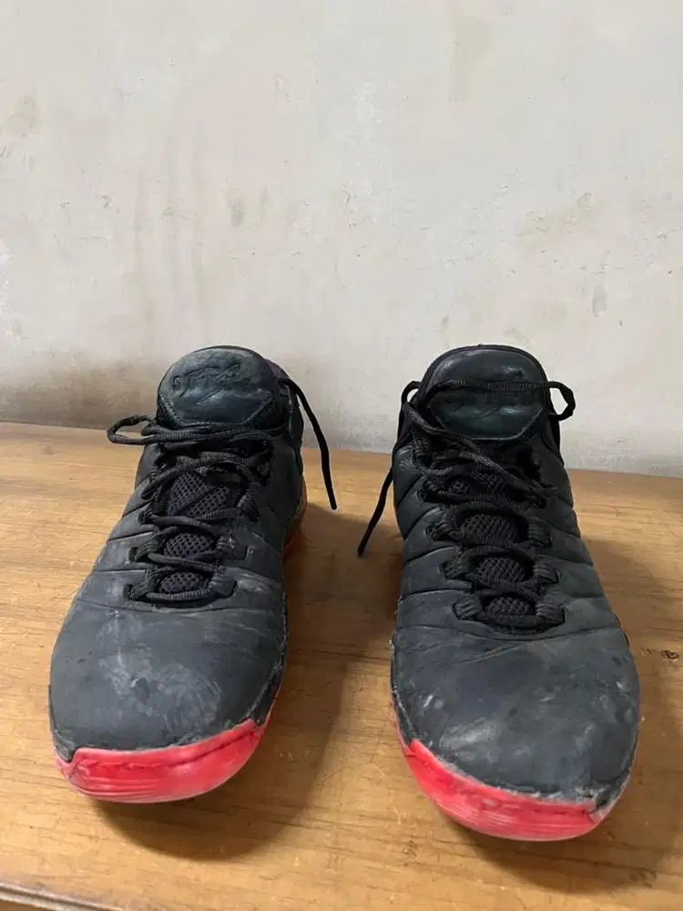 Sepatu Basket Hitam/Merah