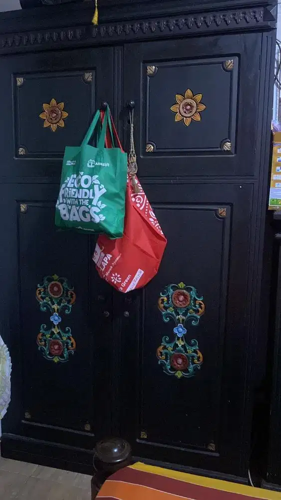 Lemari baju kayu jati ada ukirannya
