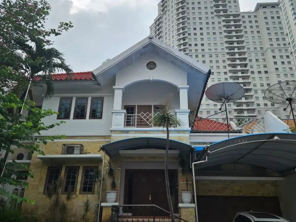 Sebrang PTC Rumah Villa Regensi Pakuwon Indah
