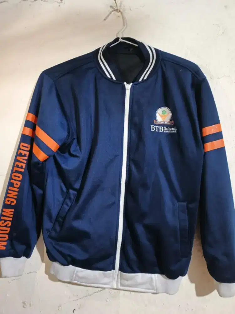 Jaket BTB Warna Biru Motif Oren - HSC 2025