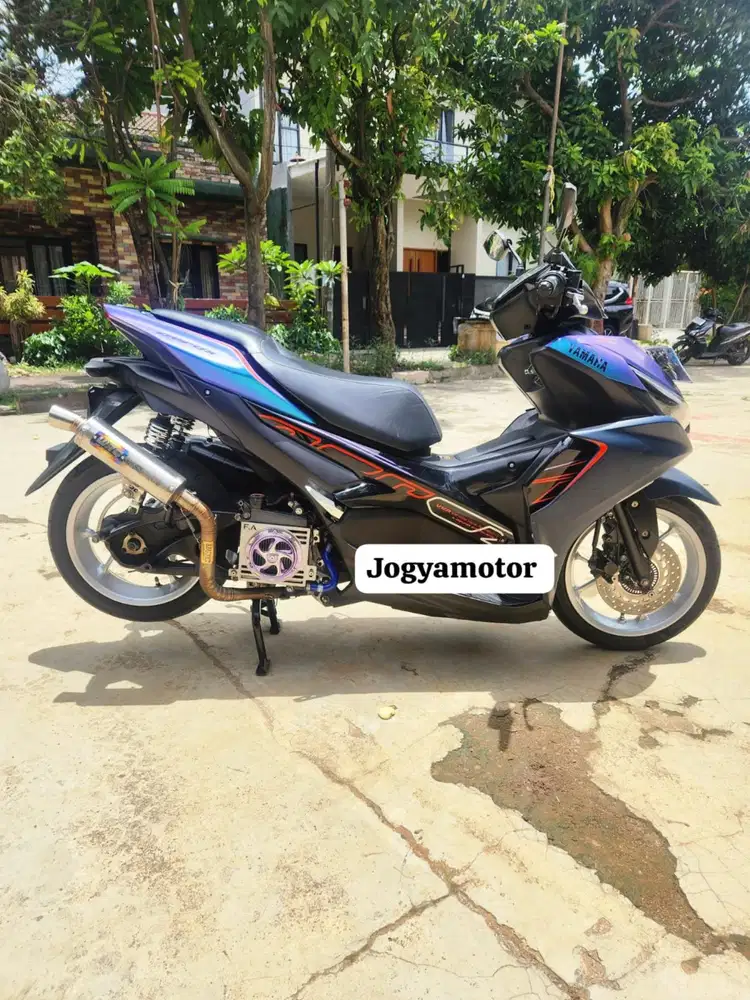 (B) Yamaha aerox cyber city tahun 2024