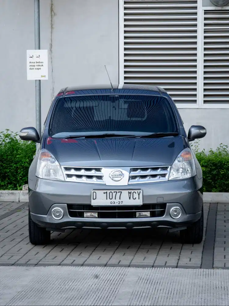 Nissan grand Livina XV matic 2010 grey