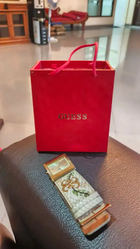 Jam GUESS vintage 1980-an.