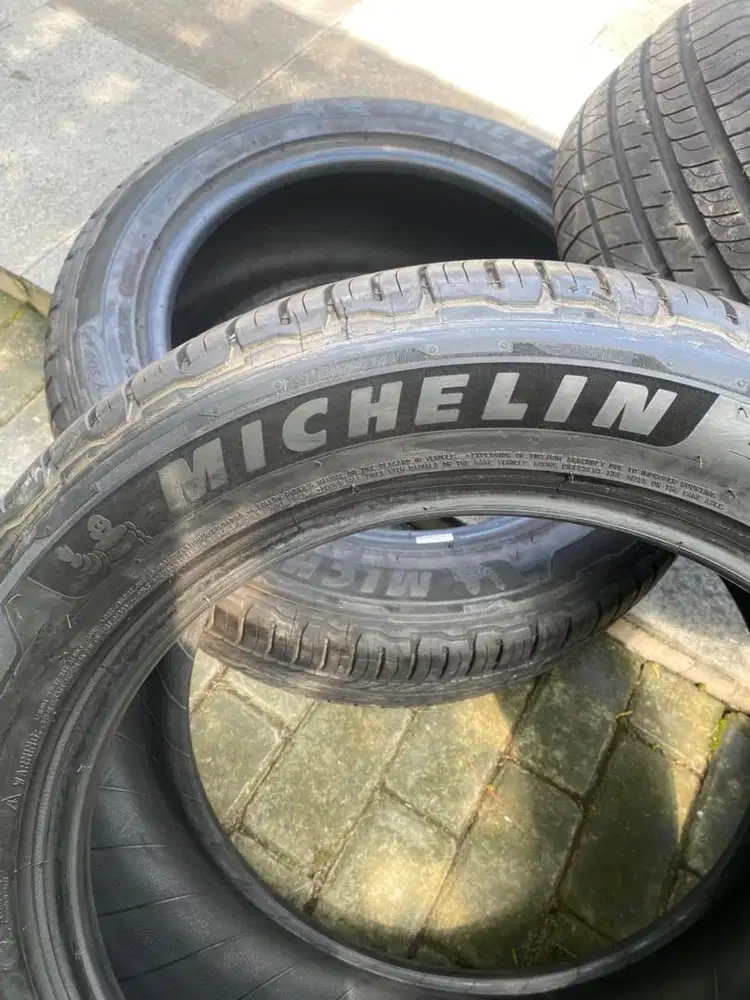 3 ban michelin dan 1 ban dunlop 235/55/18