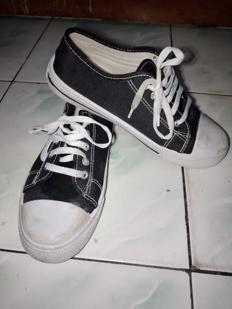 Sepatu sneaker sekolah N&B