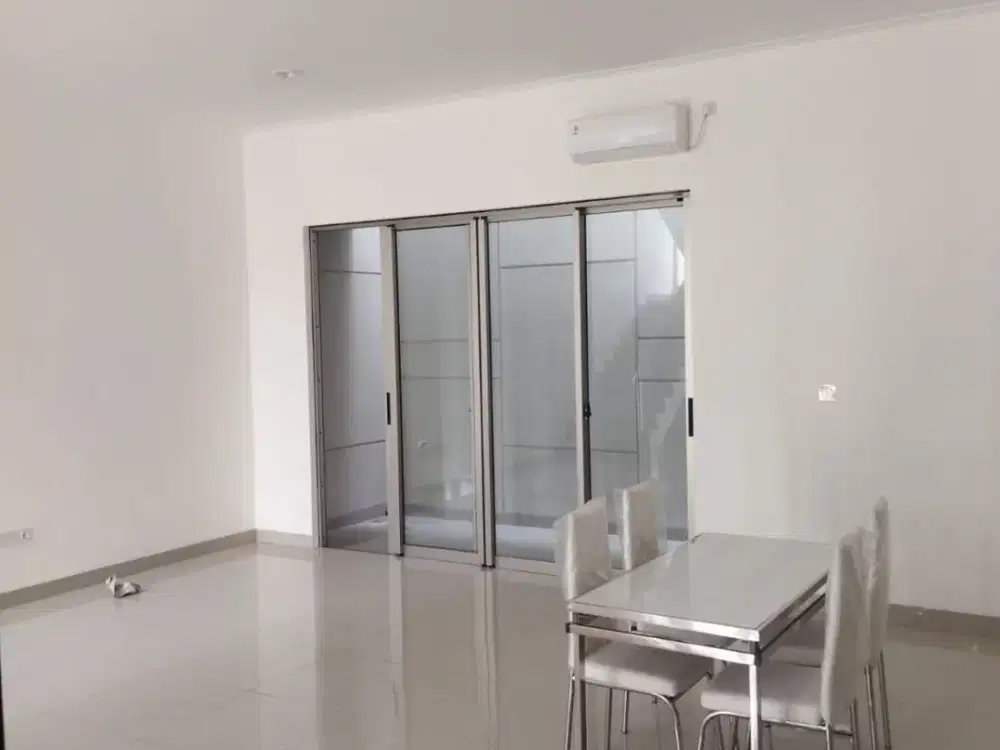 sewa rumah 2 lantai PIK 2 uk 8x15m semifurnish