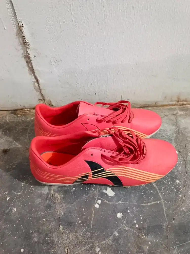 Sepatu bola ortuseight