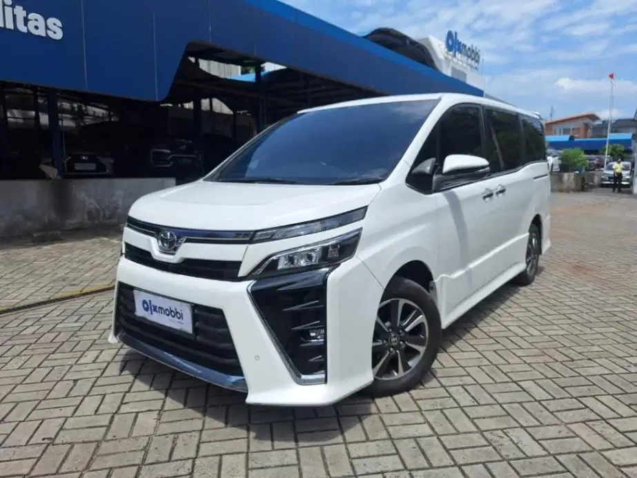 LOW DP Toyota Voxy 2.0 Bensin-AT 2020 BRA
