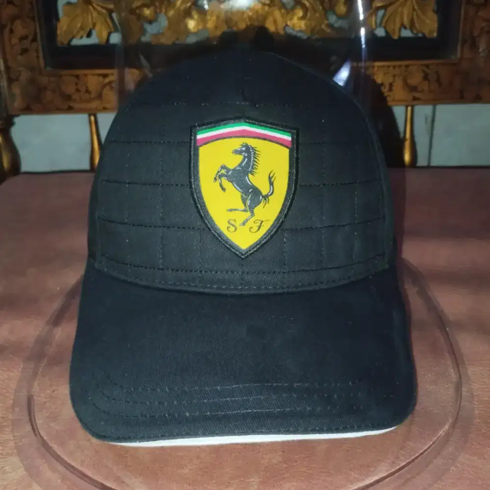 Topi Ferrari Official Licensed Product (Free Hat Display Case)