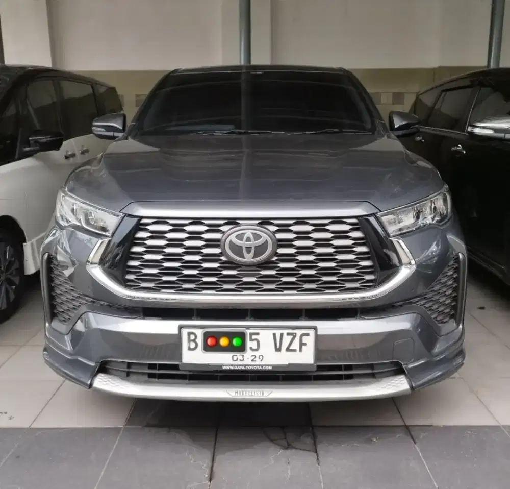 Toyota Innova Zenix 2.0 Hybrid V AT 2024 Gray Metallic