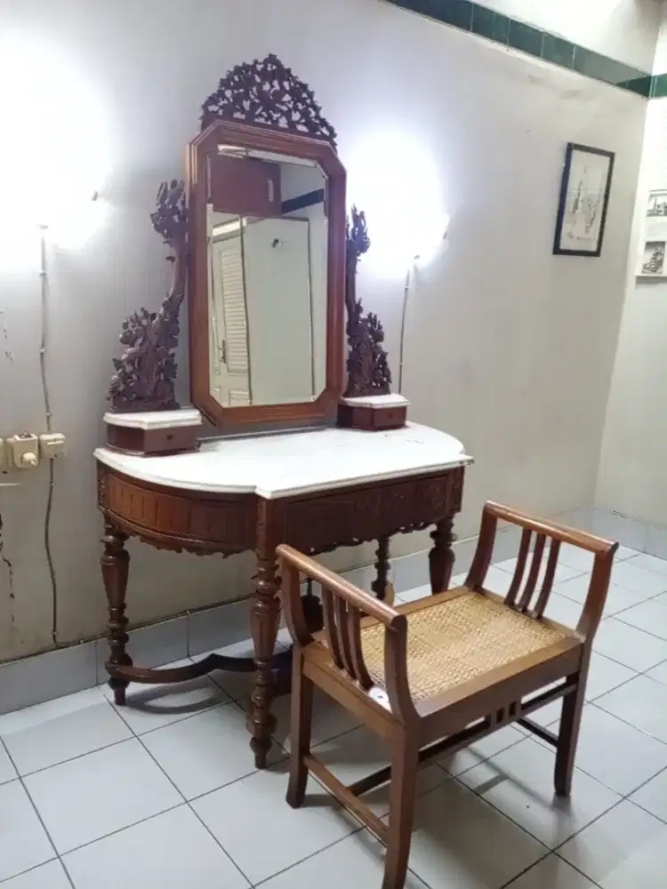 Jul cepat 1 meja rias antik, baca detail deskripsinya.