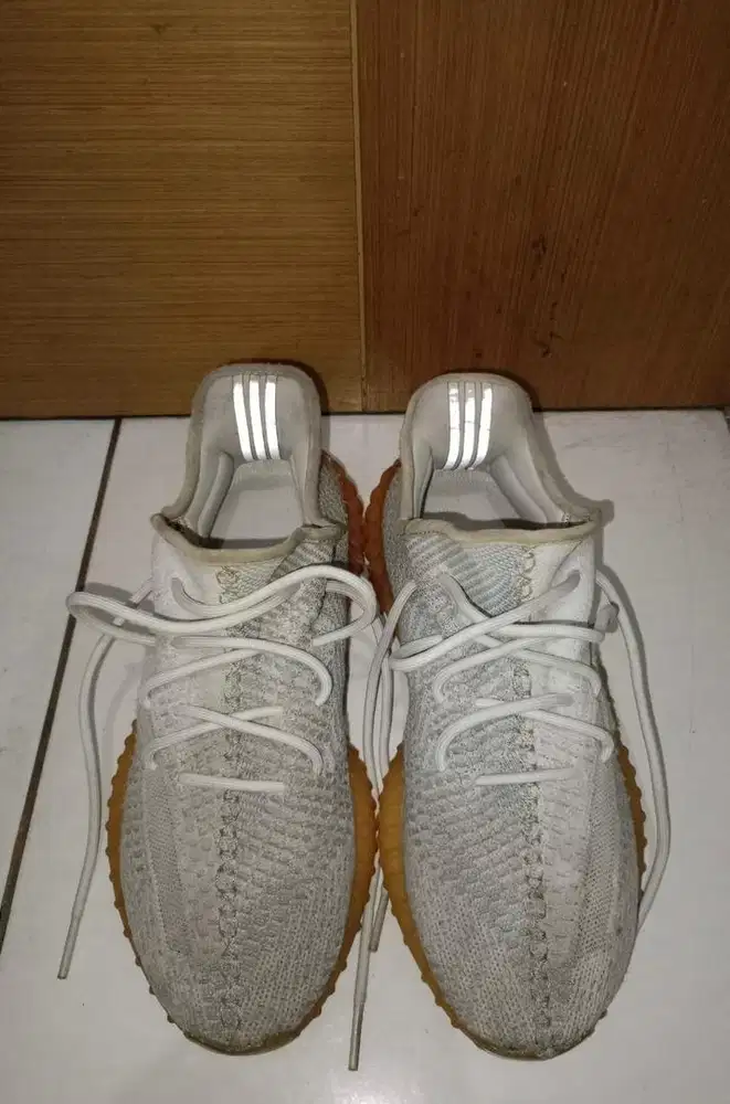 Sepatu Adidas Yeezy Boost 350 V2 in the Static colorway