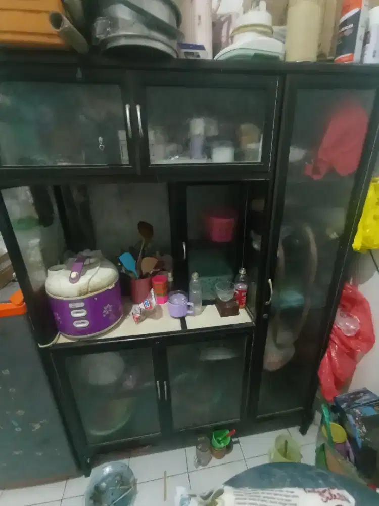 Rak piring full kaca