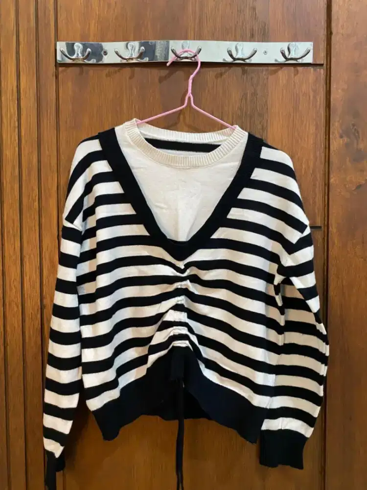 Sweater Stripes Hitam Putih (V-Neck Serut Depan)