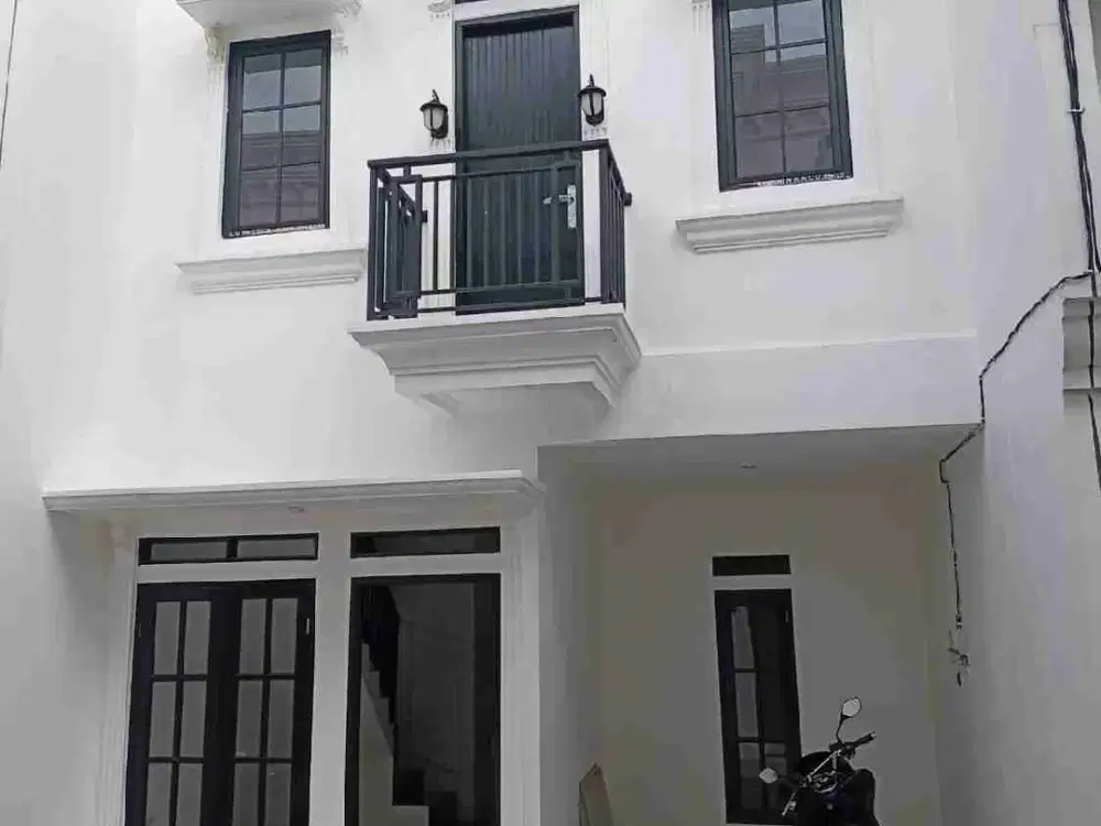 rumah 2 lantai Jaksel dekat jaklingko juga halte busway