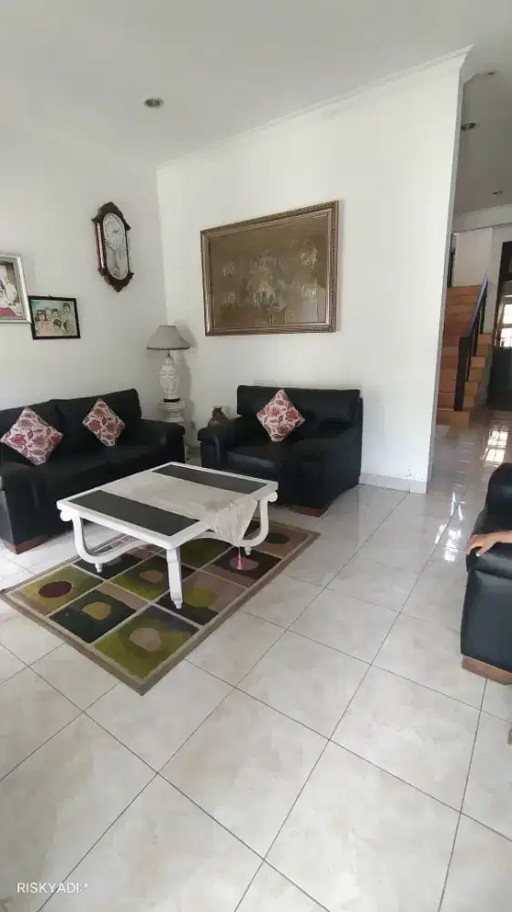 Di jual cepat  rumah mewah daerah elit full furnished