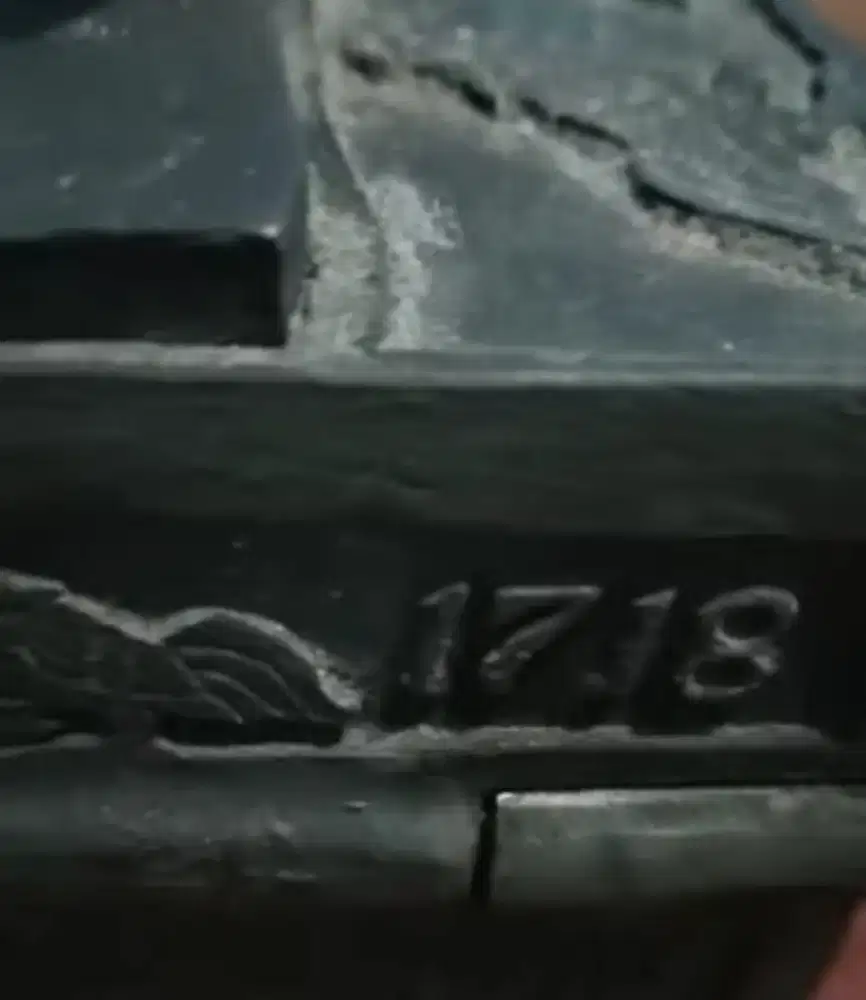 Setrika merk VOC tahun 1718