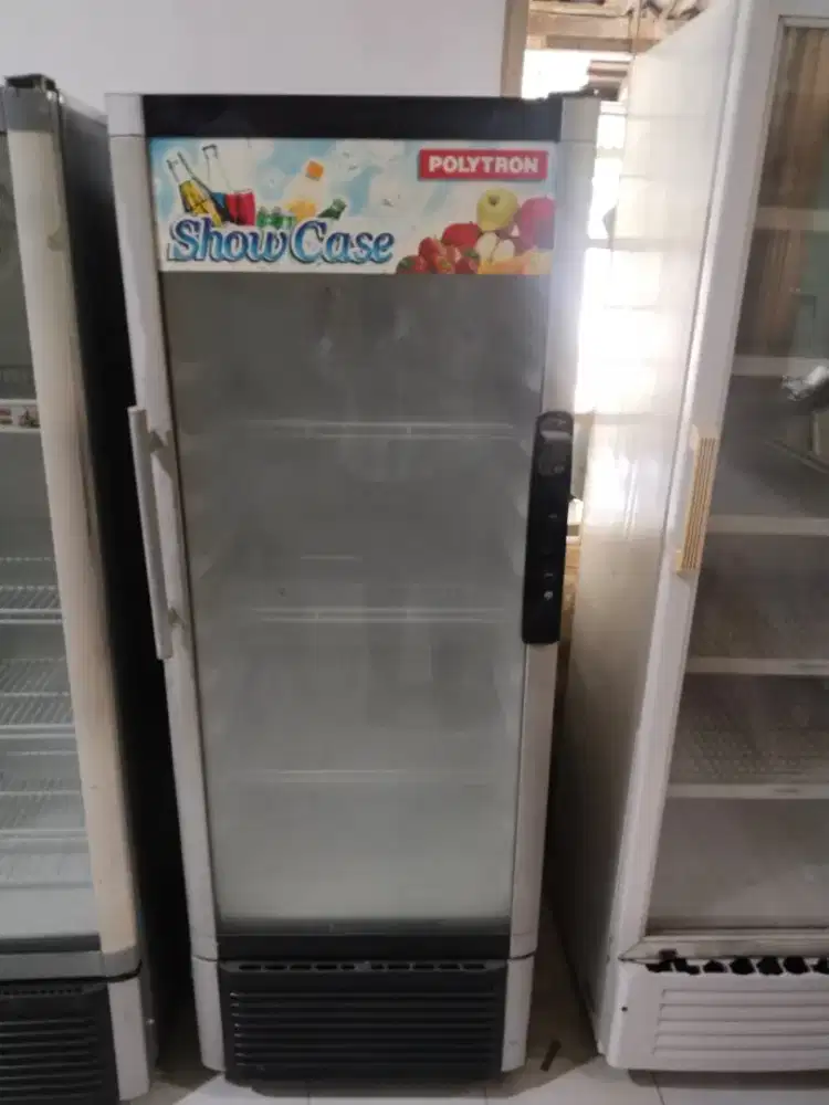 Showcase merk polytron 4 rak