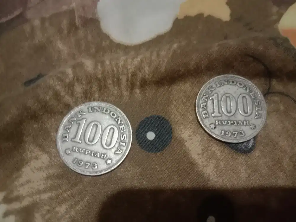 Uang koin dan kertas 100 perak