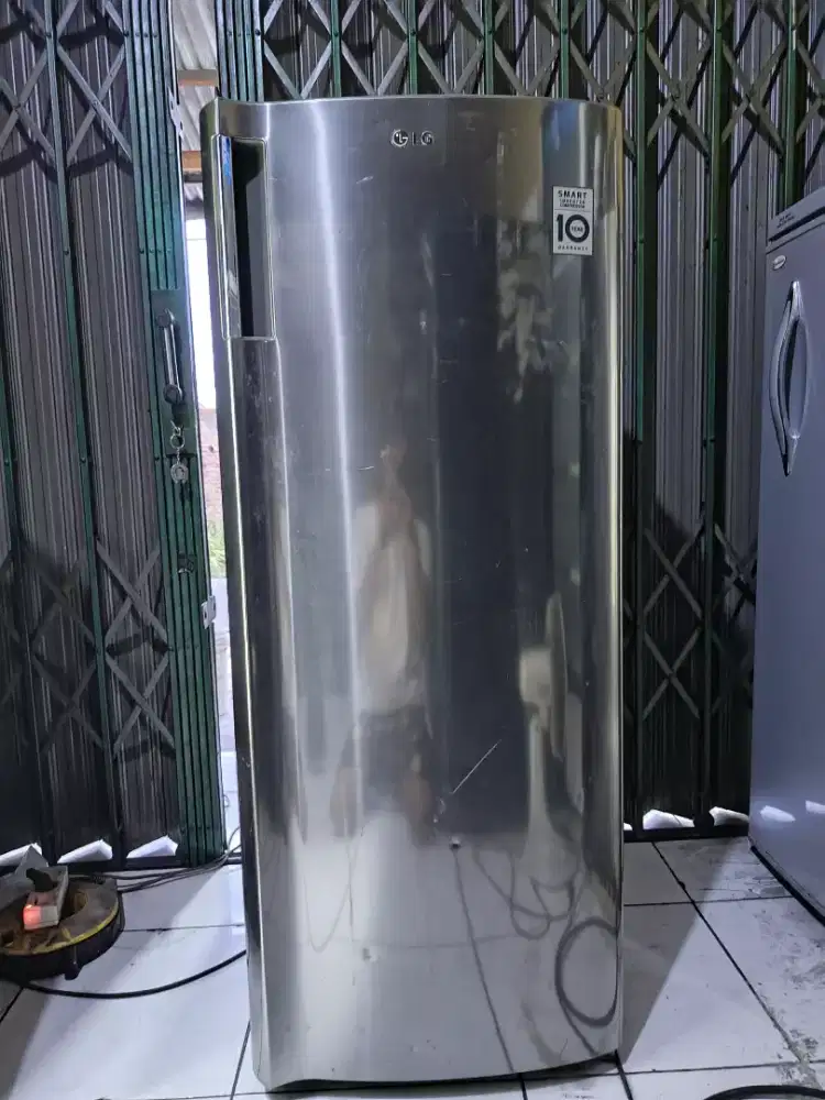 Freezer kulkas es batu merk LG