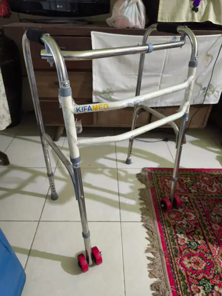 Alat bantu jalan beroda Walker lansia orang sakit