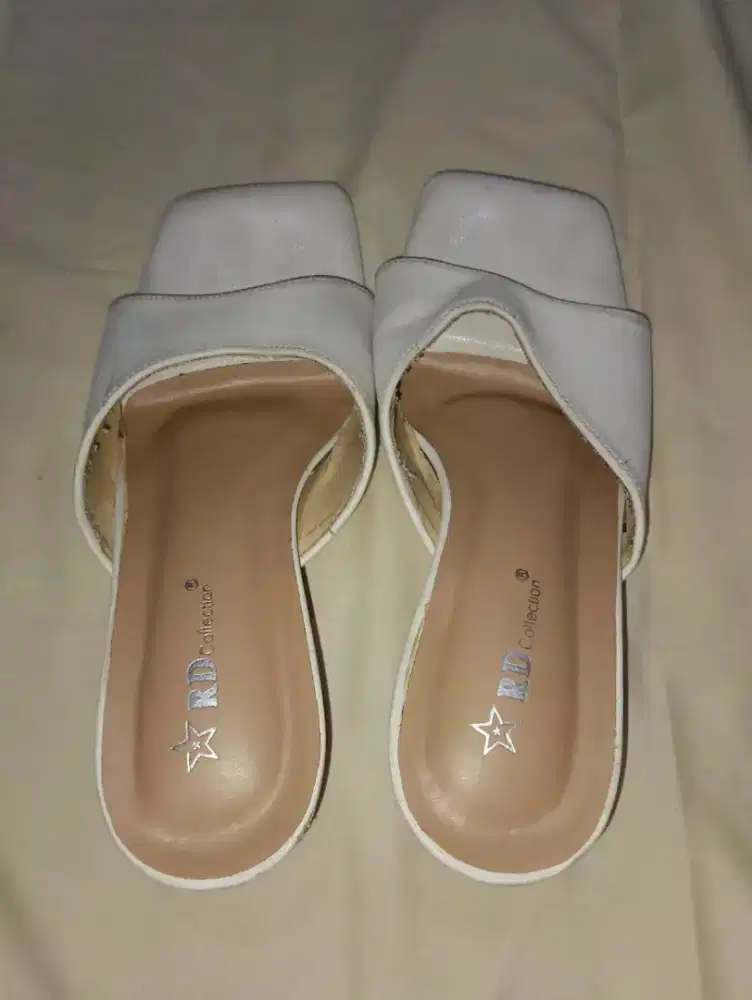 heels putih hak tahu