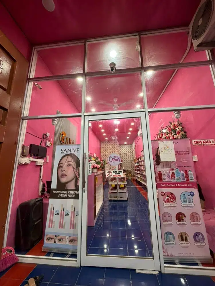 Di oper toko kosmetik