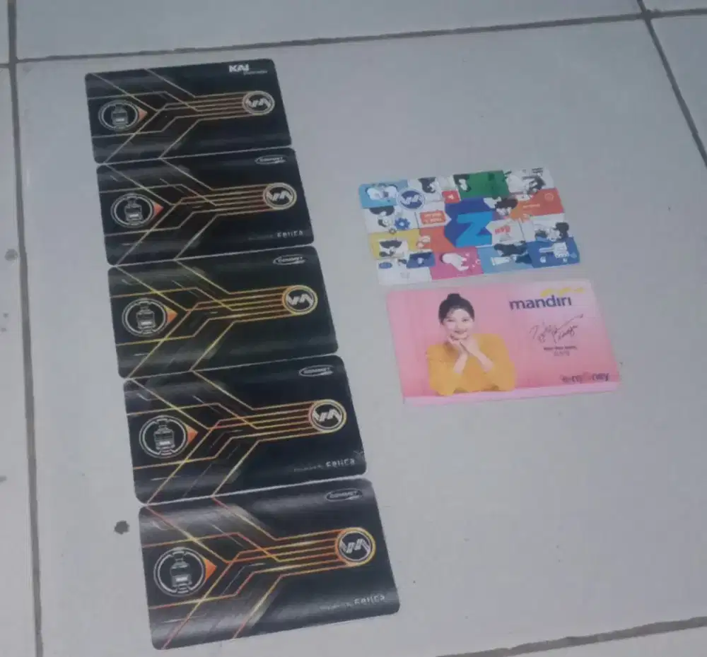 Ticket kereta dan kartu bank dki