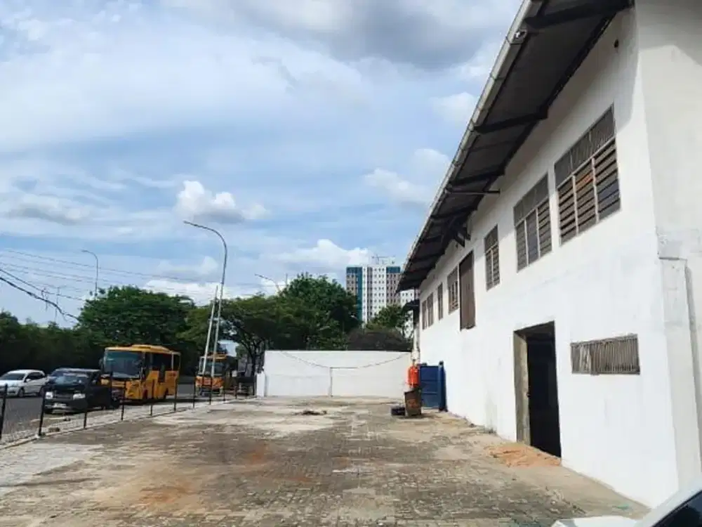 pinggir jalan Raya Cikande - Rangkasbitung- Banten