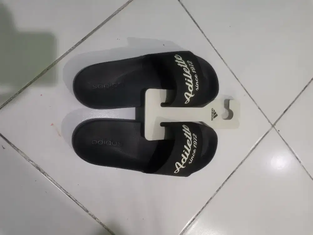 Adidas Adilette Sandal.. Size 43.. BNIB.. ORI 100%