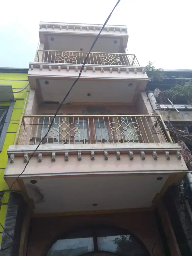 Disewakan Rumah 3 1/2 Lantai di daerah Sunter Jaya ,dekat sunter Hijau