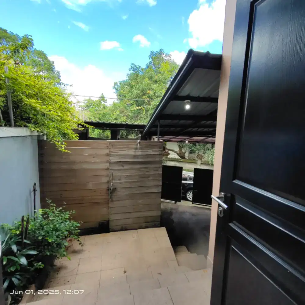 Rumah Lingkungan Tenang Jalan Lebar Pusat Kota