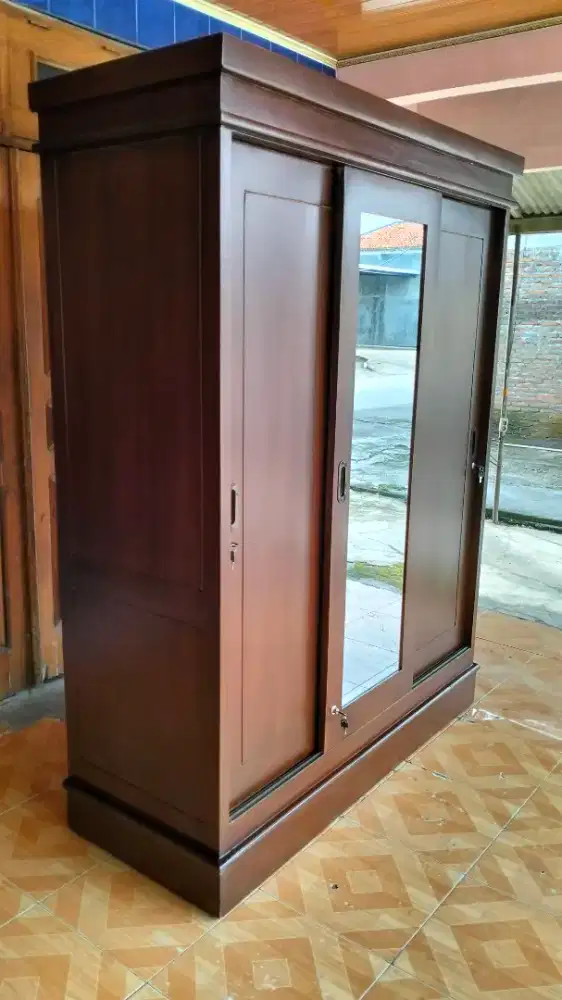 Lemari tiga pintu sliding
