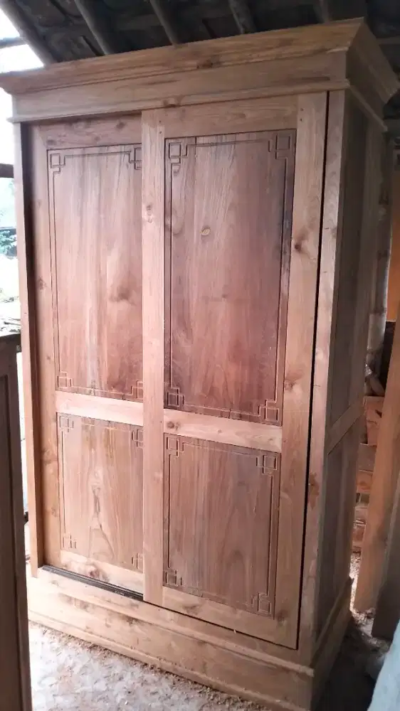 Lemari dua pintu jati tua kering