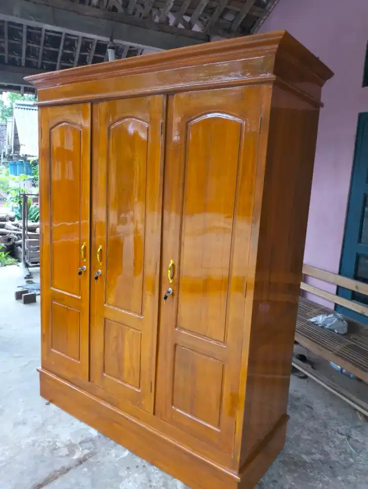 Lemari tiga pintu jati