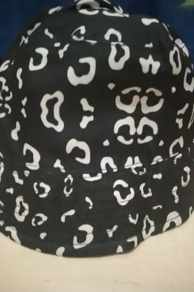 Bucket Hat Hitam Putih - Simple Tapi Standout