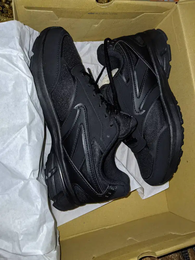 SNEAKERS BRODO WARNA HITAM UKURAN 39