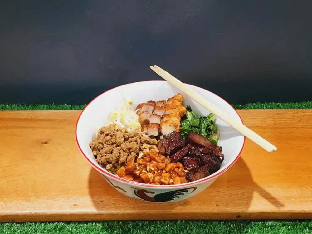 Waiters bakmi non halal