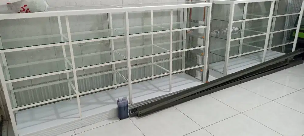 Jual cepat butuh uang. Etalase kaca 2mtr +1, 5mtr