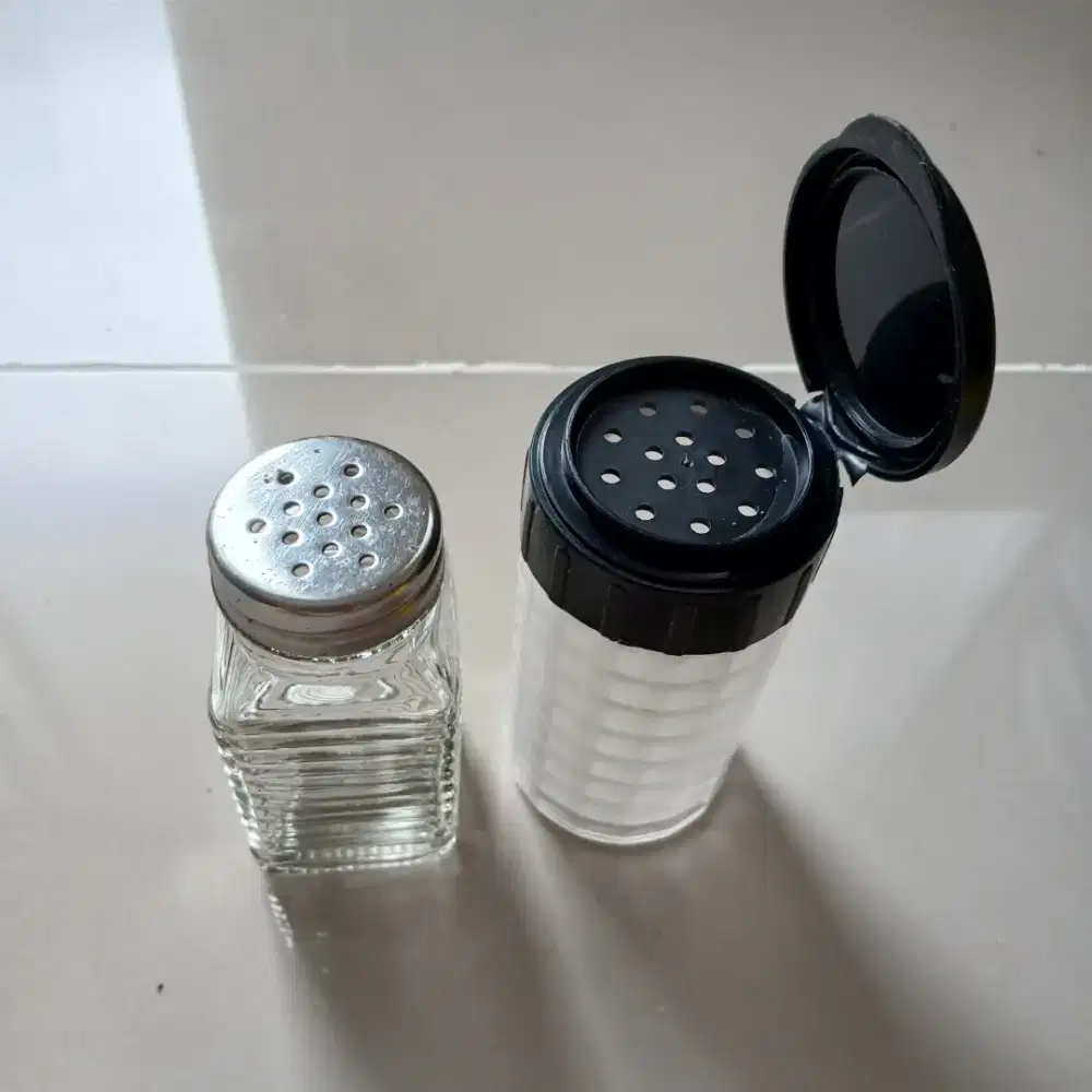 Tempat wadah pada garam meja 2 pcs, kaca dan plastik, bekas