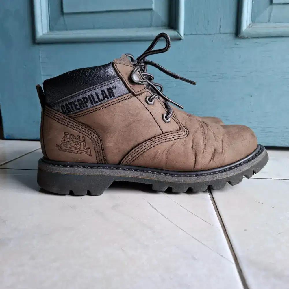 Second sepatu caterpillar boot mid