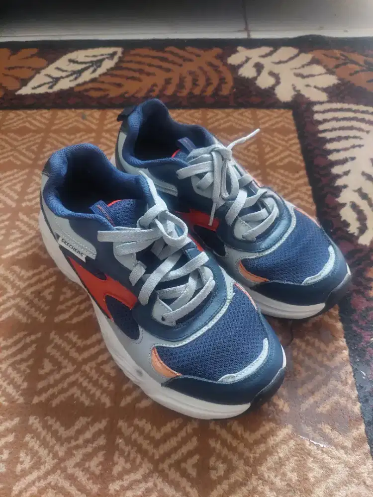 Sepatu skecher second