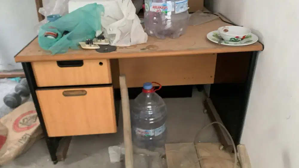 Meja kantor siap pakai