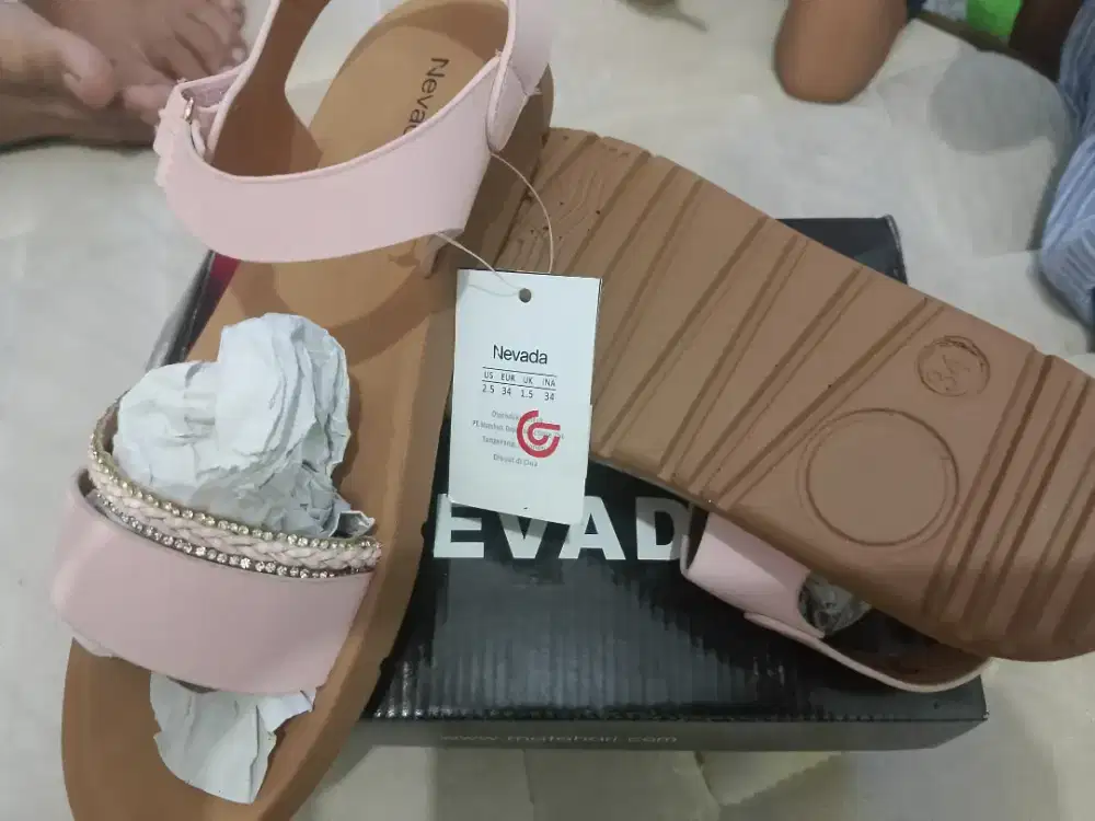 Sendal nevada size 34